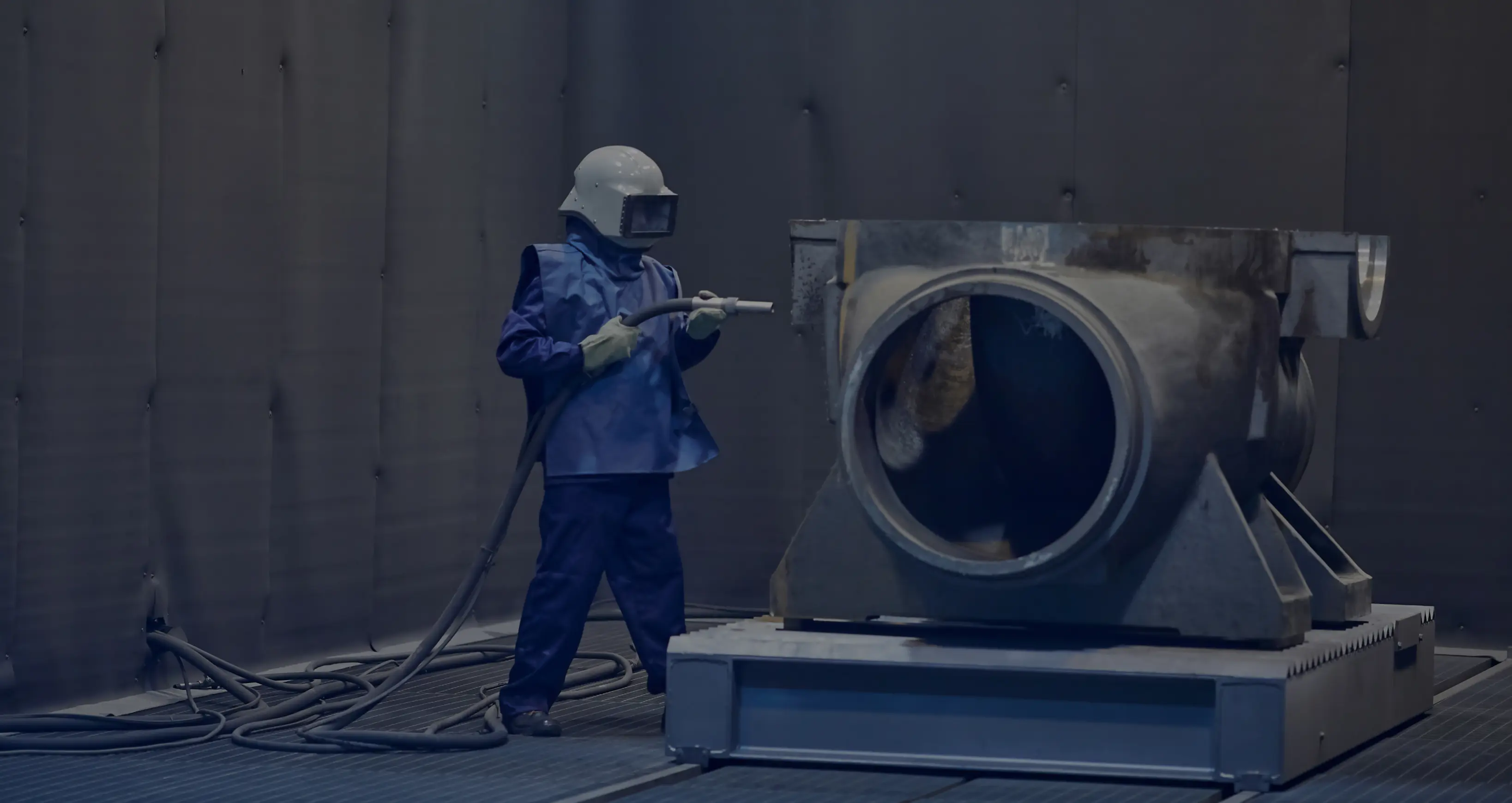 Equipo de sand blast Trabajador utilizando Equipo de Sand Blast para preparar superficie